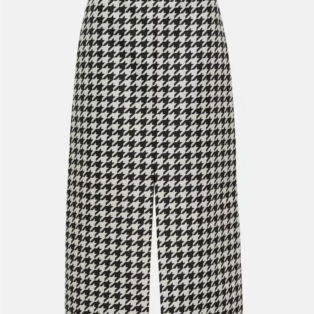Burberry Houndstooth Pencil Skirt in Black and White